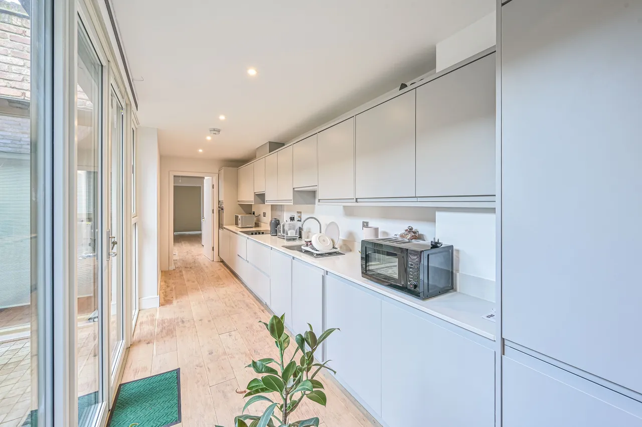 25 Edgewood Mews, London, photo 2