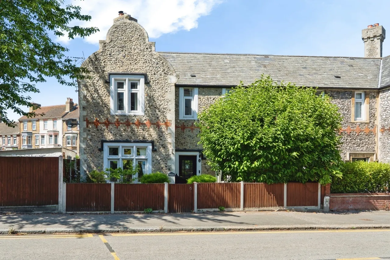 4 bed house for sale — Folkestone Road, Dover, Kent, CT17