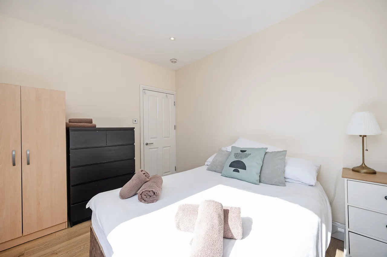 1 bed flat for sale — 92b Mackenzie Road, London