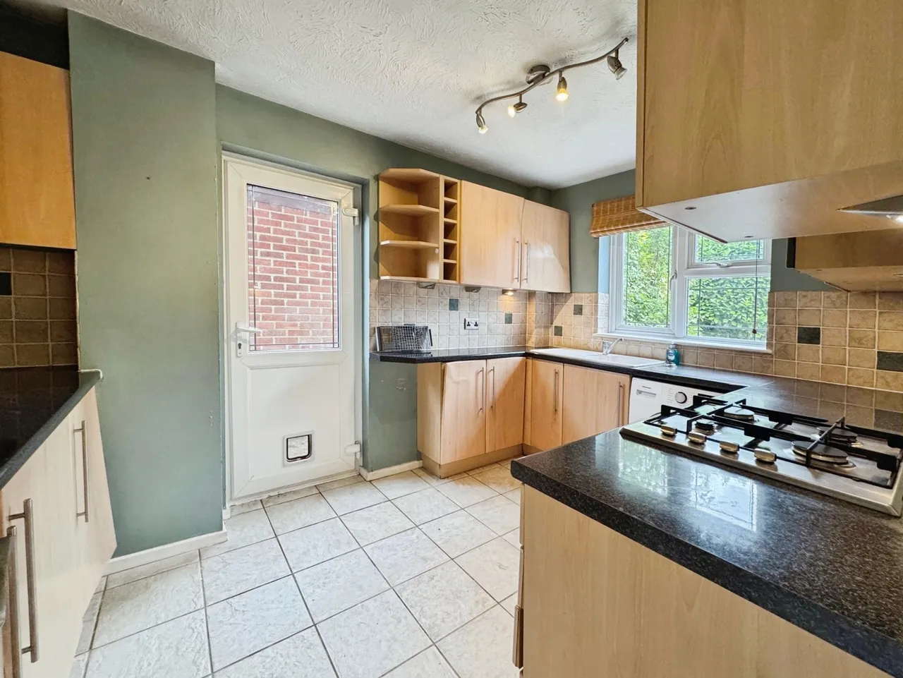 Larch Way, Farnborough, Hampshire, GU14 0QN, photo 4