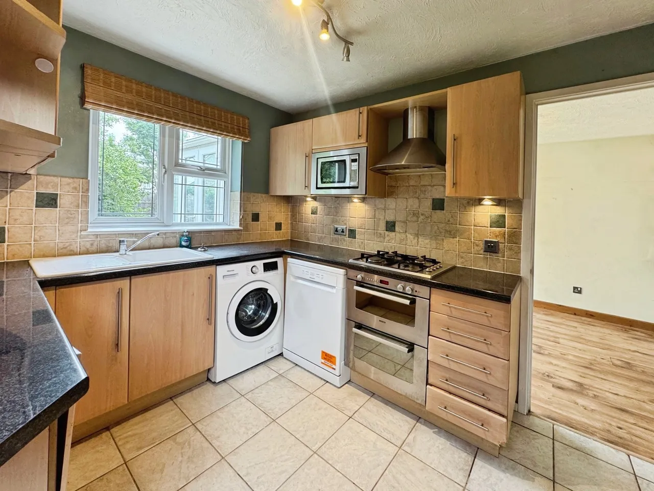 Larch Way, Farnborough, Hampshire, GU14 0QN, photo 9