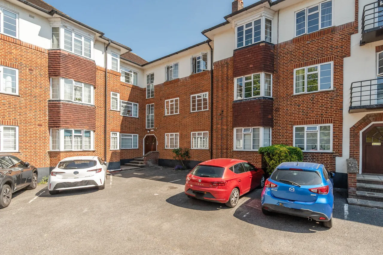 2 bed flat for sale — 3b Nugents Court, St Thomas Drive, Pinner
