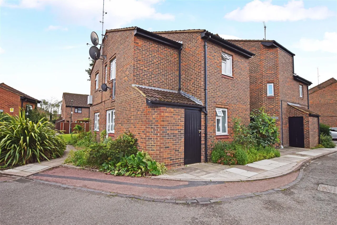 1 bed flat for sale, Stanborough Close, Hampton, TW12