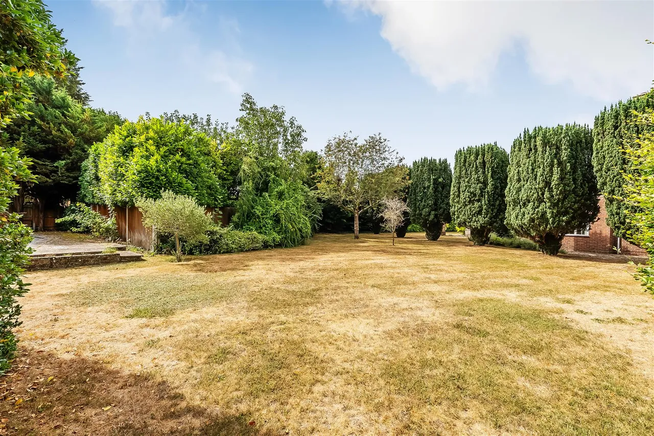 The Mount, Fetcham, KT22, photo 3