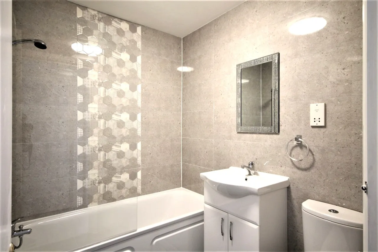 Juniper Court, Grove Road, TW3, photo 6