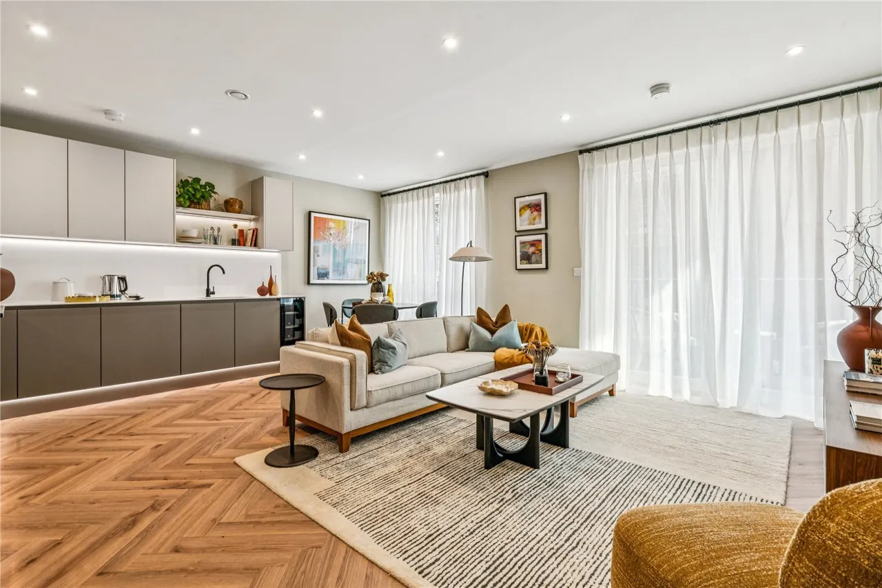 1 bed flat for sale, London Square, Bicknell Way, SW17