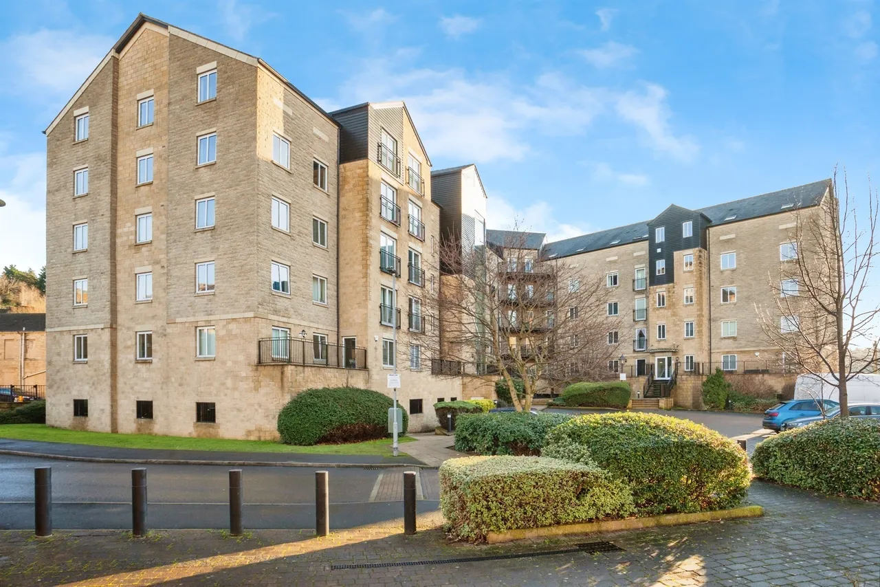 2 bed flat for sale, Textile Street, Dewsbury, WF13
