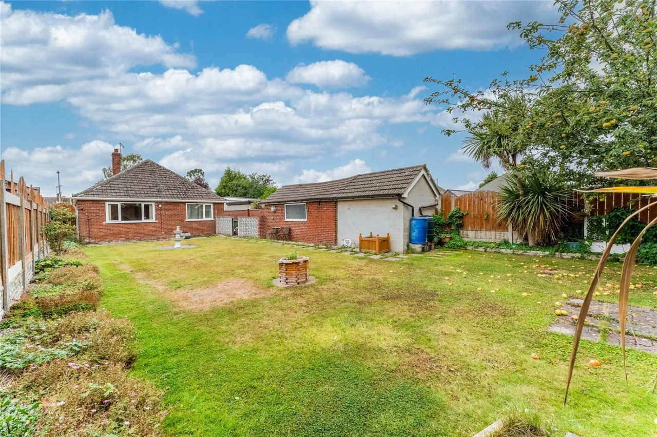Clayton Holt, South Kirkby, WF9, photo 24