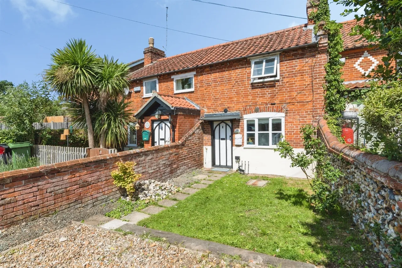 2 bed house for sale — Yarmouth Road, Broome, Bungay