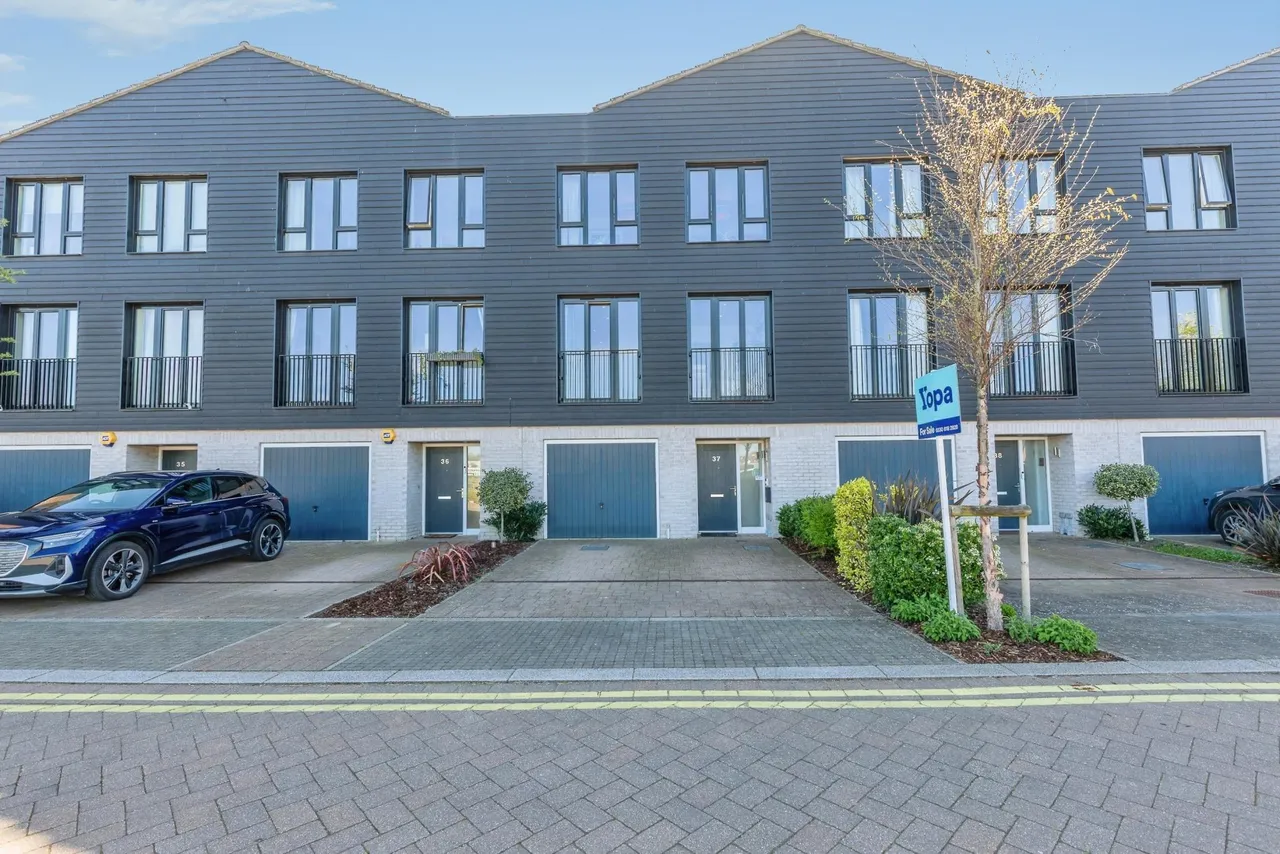 4 bed house for sale, Common Creek Wharf, Rochester, ME1