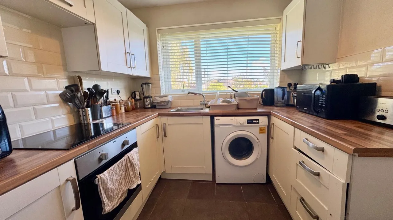 Avon Court, Netley Abbey, SO31, photo 4