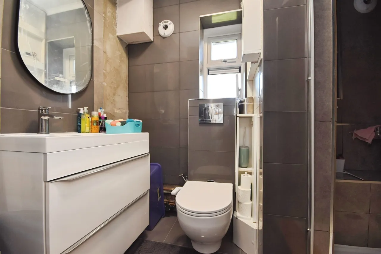 Montgomery Crescent, Romford, RM3, photo 9