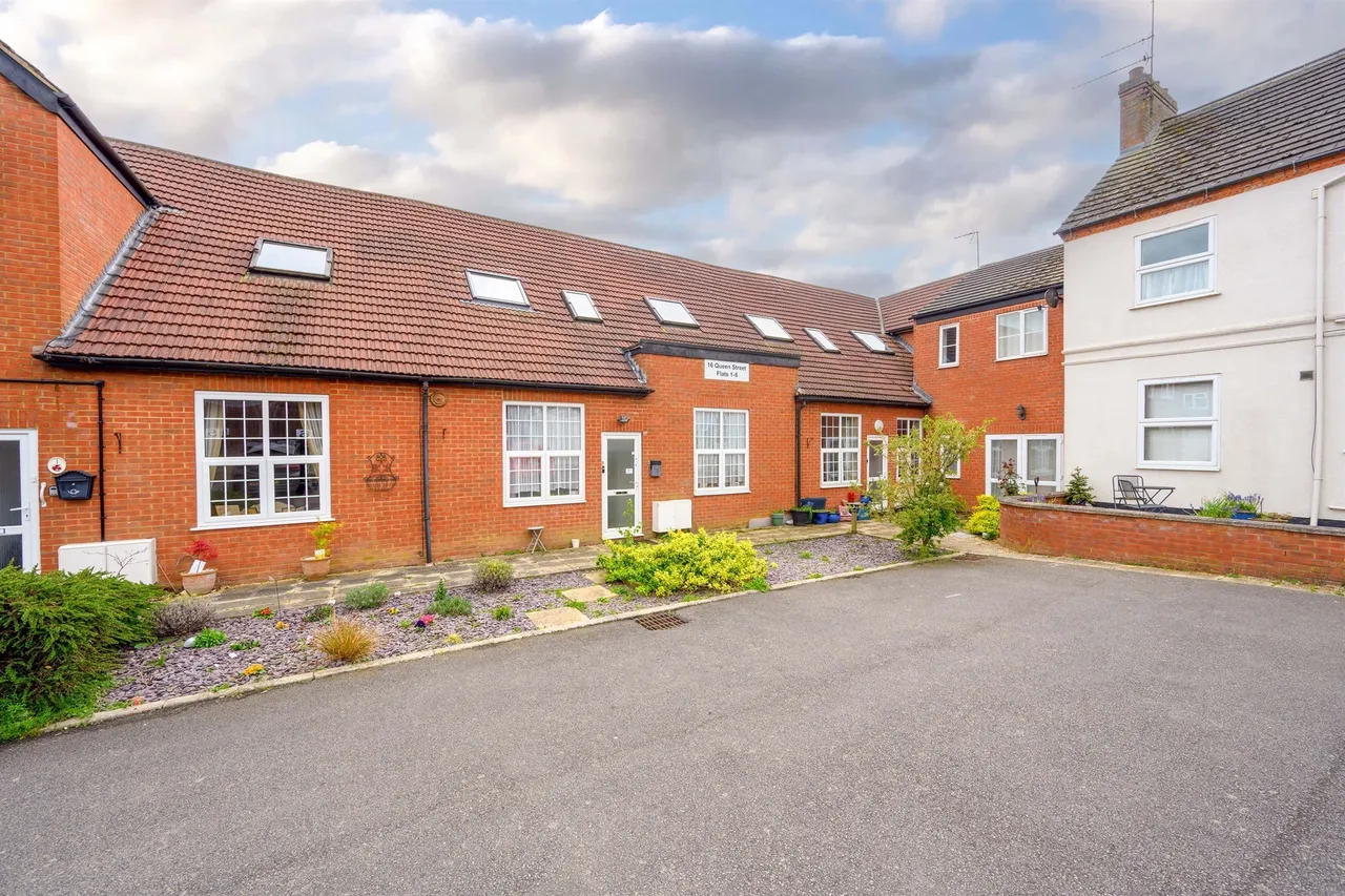 2 bed flat for sale, Queen Street, Kettering, NN14