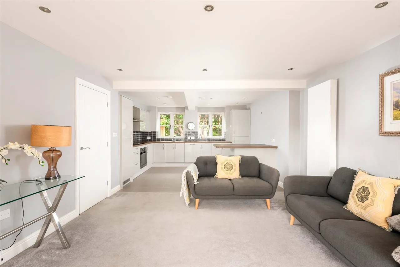 High Street, Stoke Goldington, MK16, photo 2
