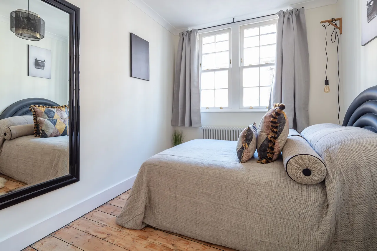 Flat 11, J Block, Peabody Estate, Vauxhall Bridge Road, London, photo 6