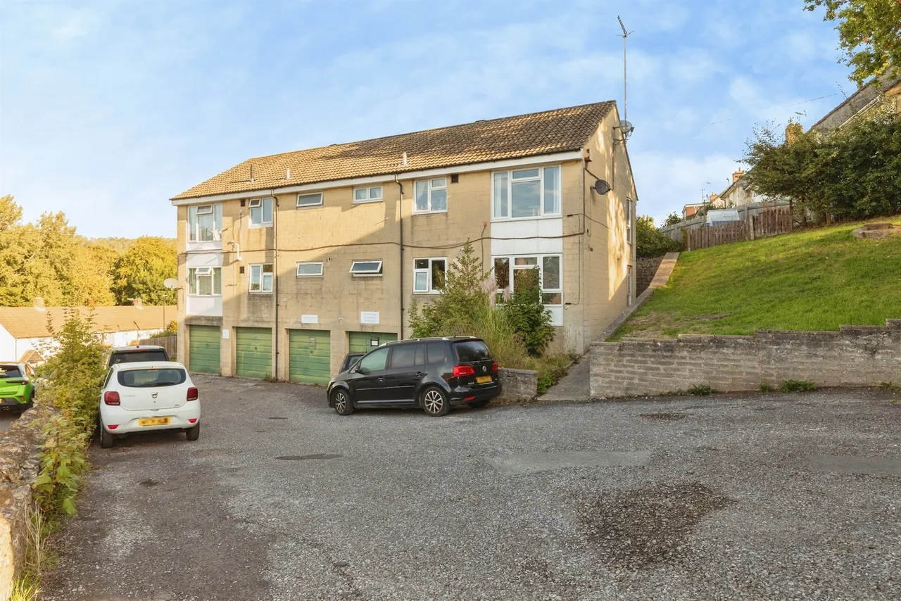 2 bed flat for sale, Whitemore Court, Batheaston, BA1
