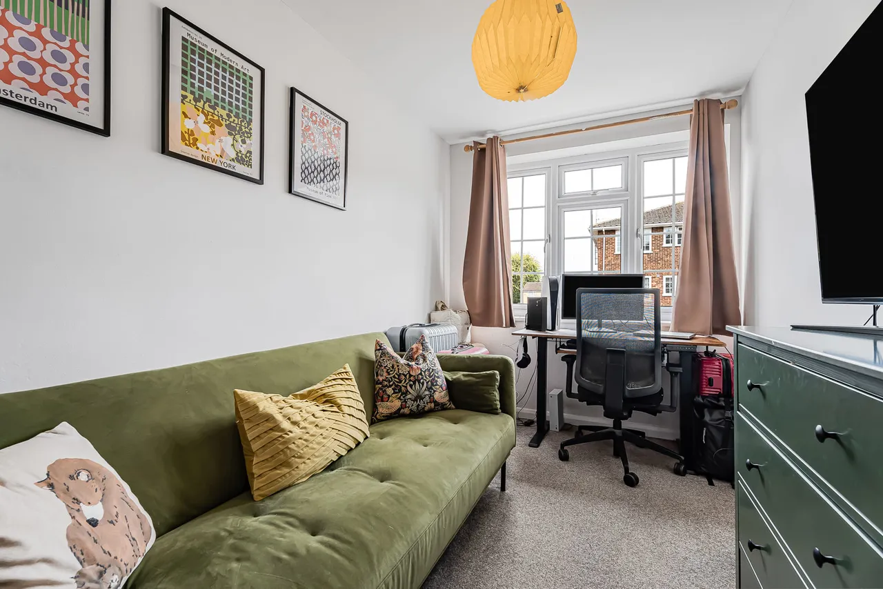 Kingfisher Drive, Staines-upon-Thames, TW18, photo 8
