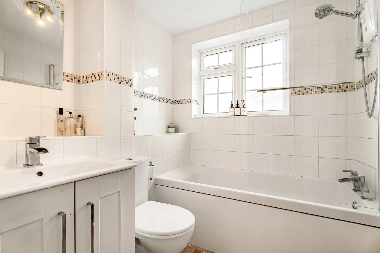 Kingfisher Drive, Staines-upon-Thames, TW18, photo 9