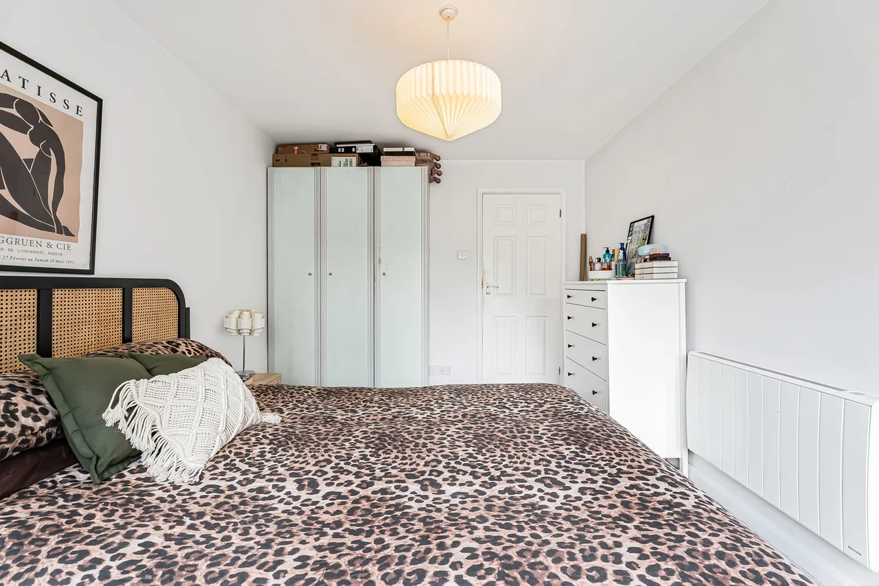 Kingfisher Drive, Staines-upon-Thames, TW18, photo 7