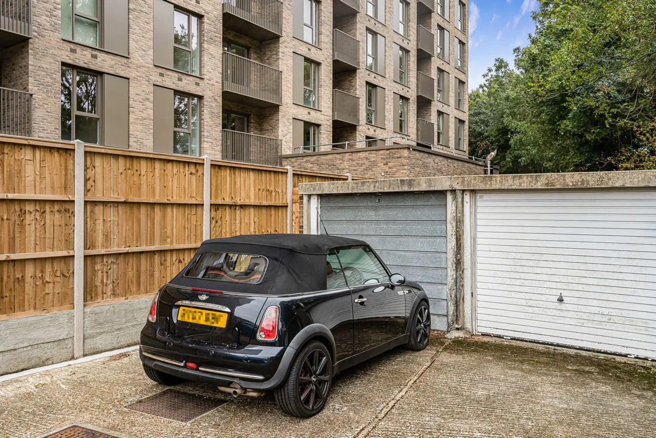 Kingfisher Drive, Staines-upon-Thames, TW18, photo 10