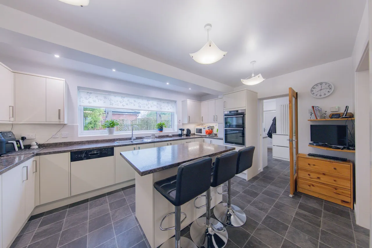 Chiltern Road, Culcheth, Warrington, WA3 4LQ, photo 2
