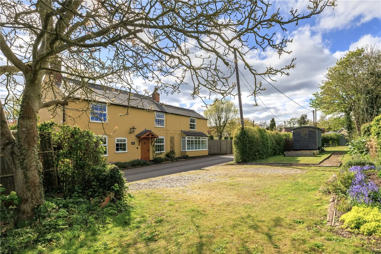 3 bed house for sale, The Street, Brampton, NR34
