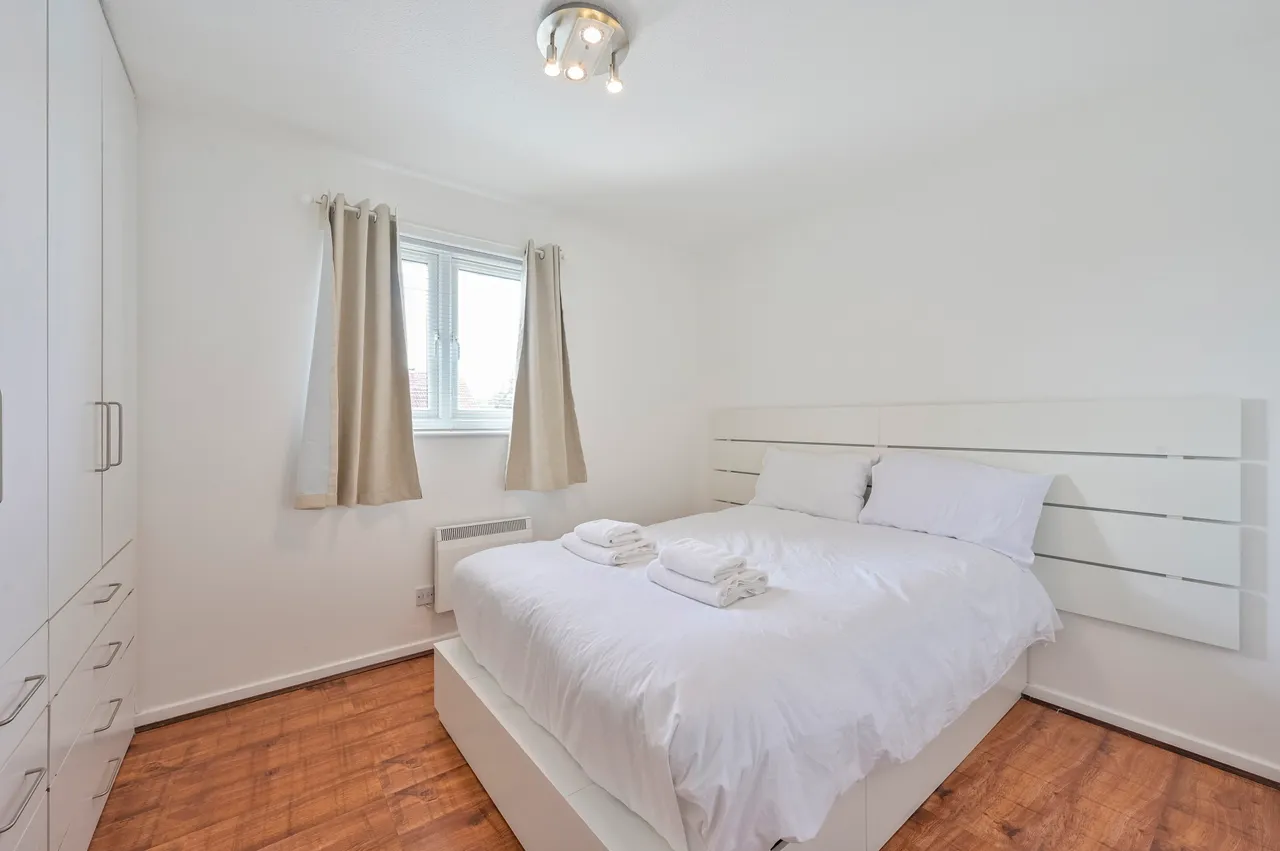 23 Keats Close, London, photo 6