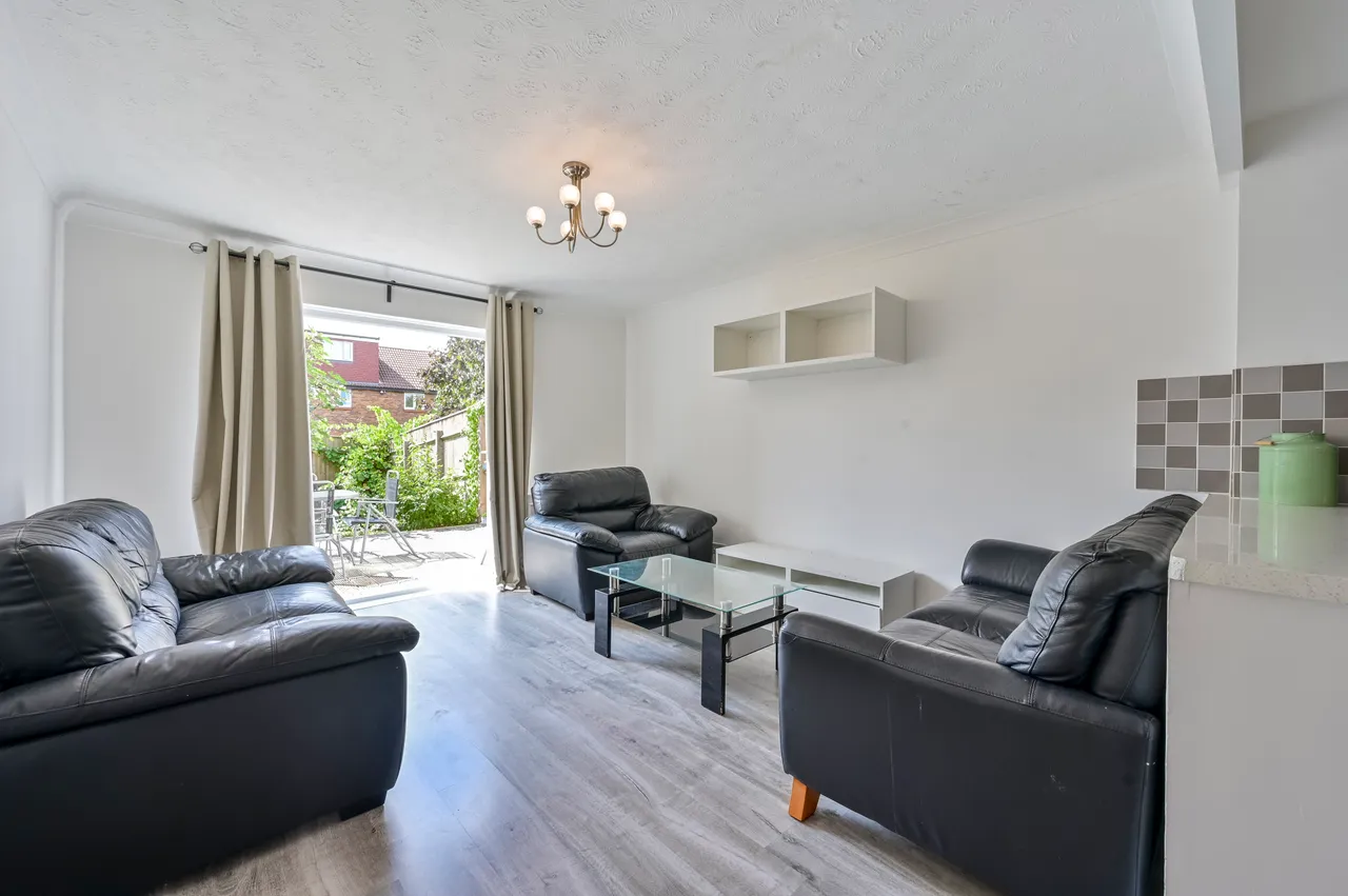 23 Keats Close, London, photo 4