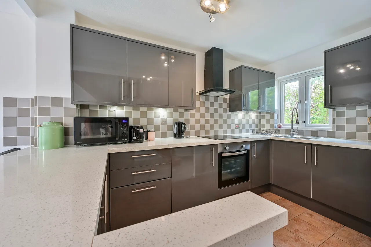 23 Keats Close, London, photo 2
