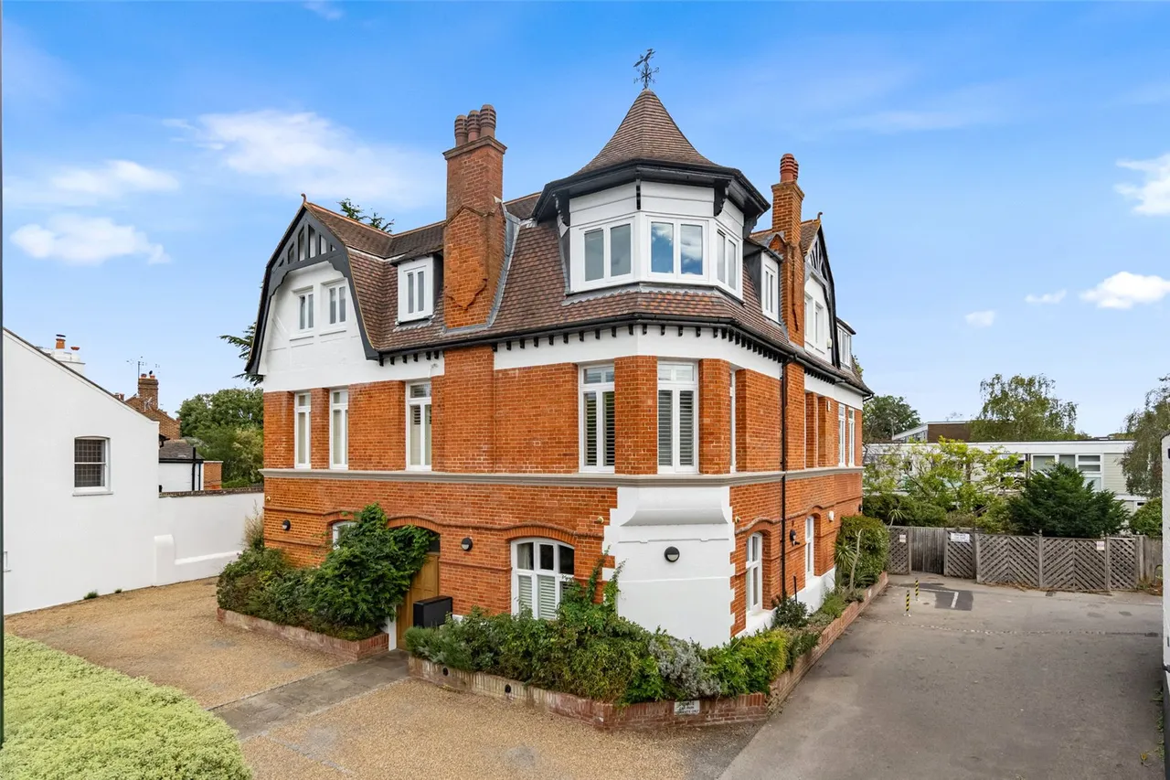 2 bed flat for sale — White Hart House, High Street, Hampton, TW12 2SW