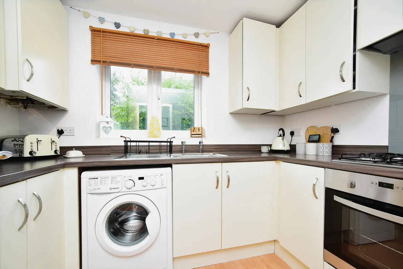 Bates Way, Swindon, photo 5