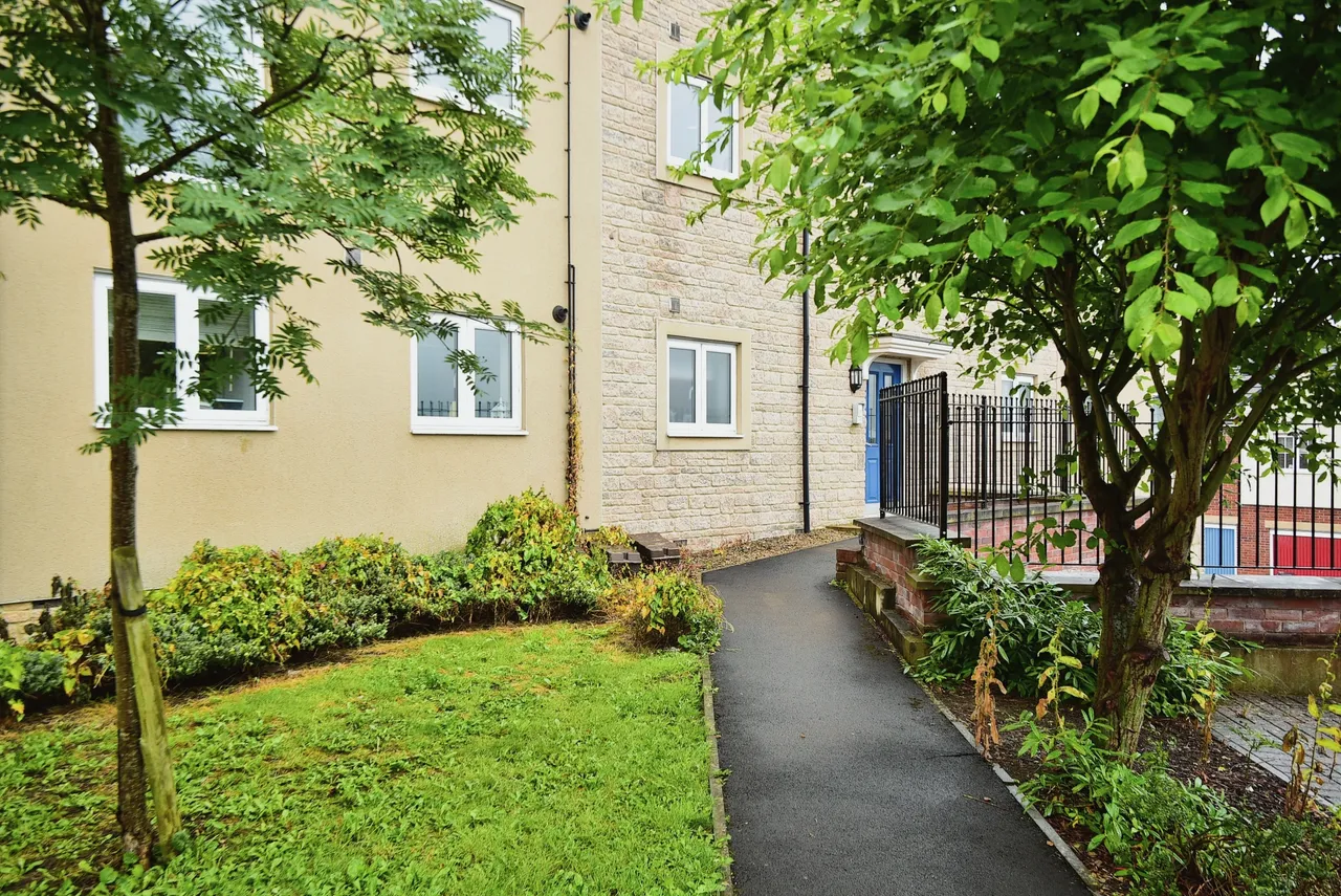 2 bed flat for sale — Bates Way, Swindon