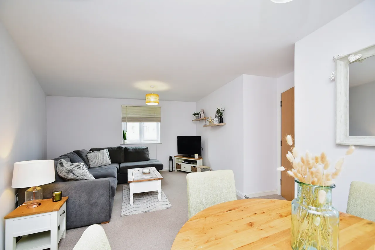 Bates Way, Swindon, photo 2