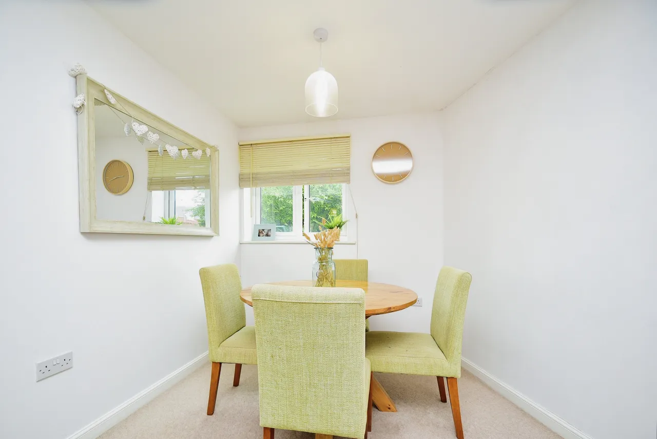 Bates Way, Swindon, photo 4