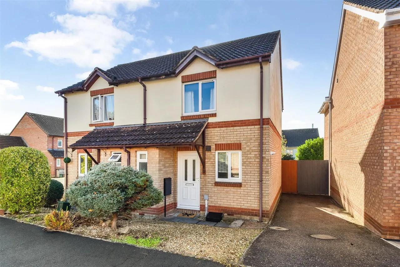 2 bed house for sale, Robin Close, Cullompton