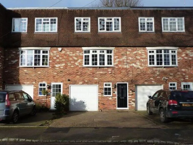 4 bed house for sale — Fieldhead Gardens, Bourne End SL8 5RN