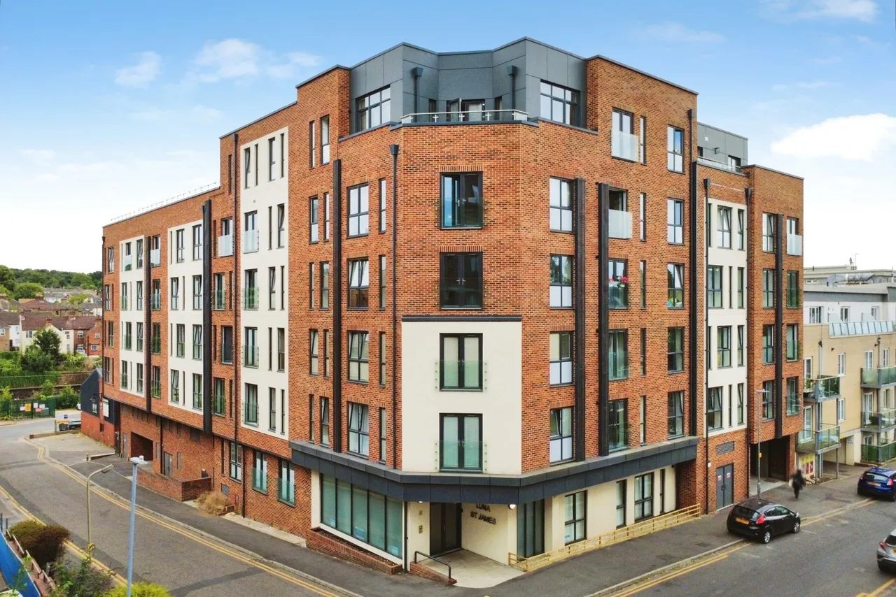 2 bed flat for sale — St. James Road, BRENTWOOD, Essex, CM14