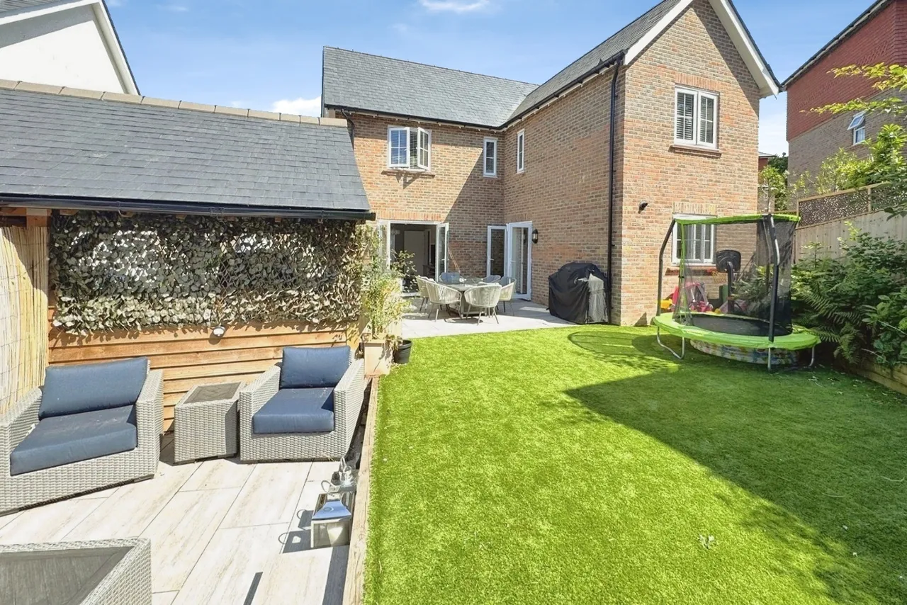 Titchener Way, Hook, RG27, photo 6