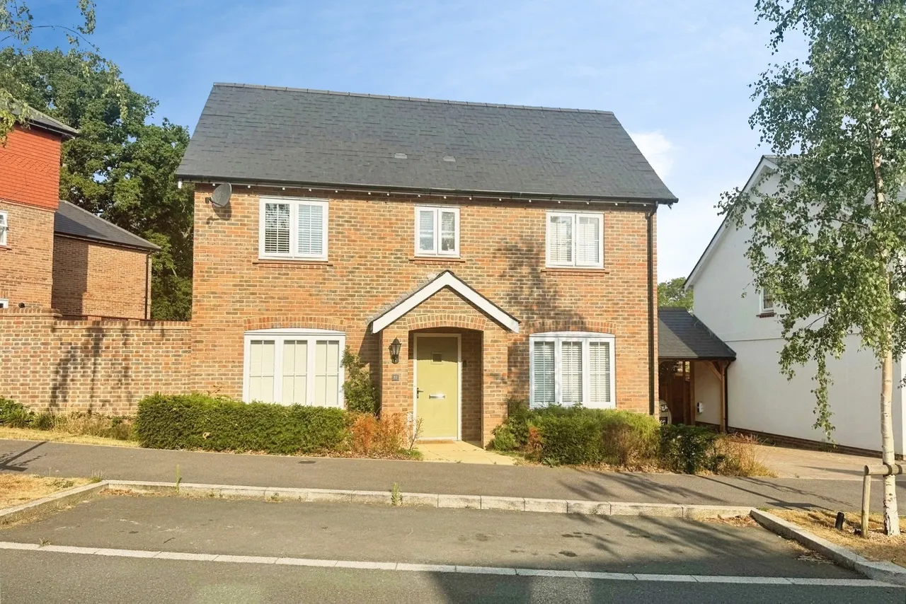 3 bed house for sale, Titchener Way, Hook, RG27