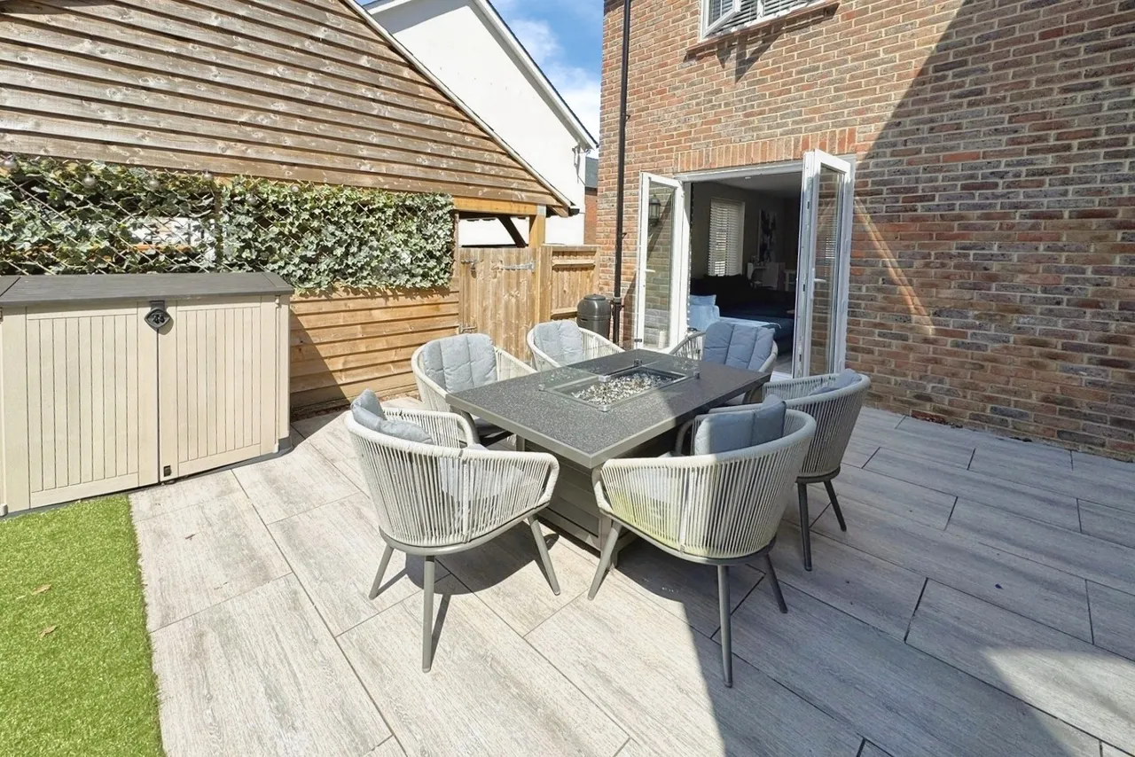 Titchener Way, Hook, RG27, photo 13