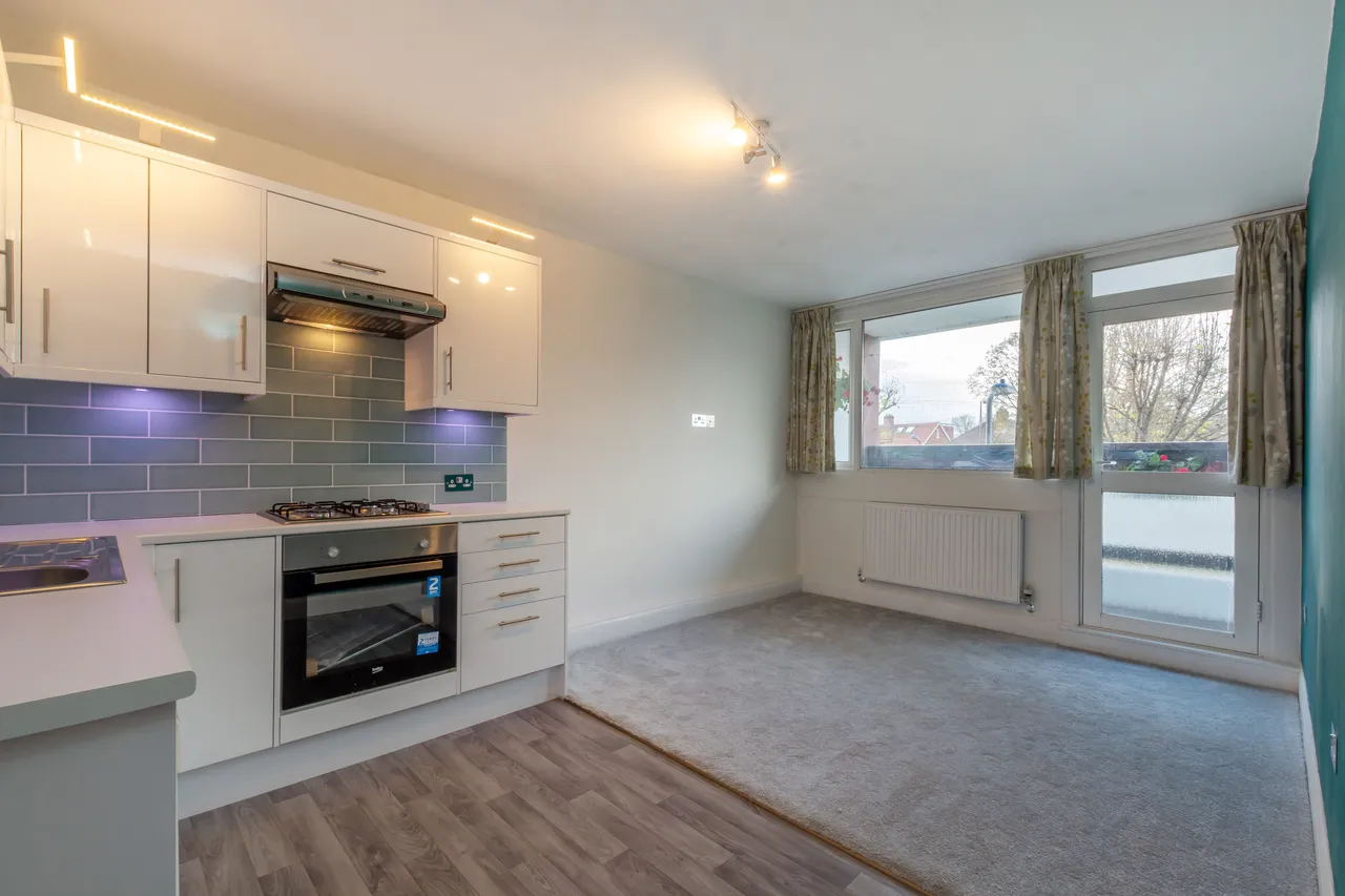 2 bed flat for sale — Flat 4, Frensham Court, Phipps Bridge Road, Mitcham