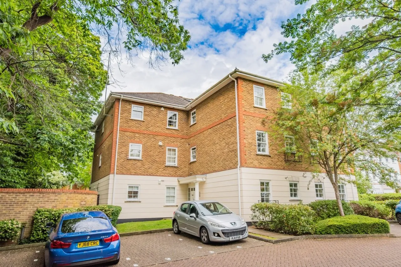 2 bed flat to rent, Townside Place, Camberley, GU15