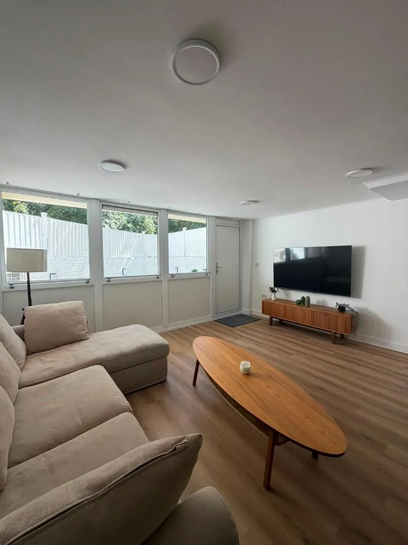 Malden Crescent, London, photo 2