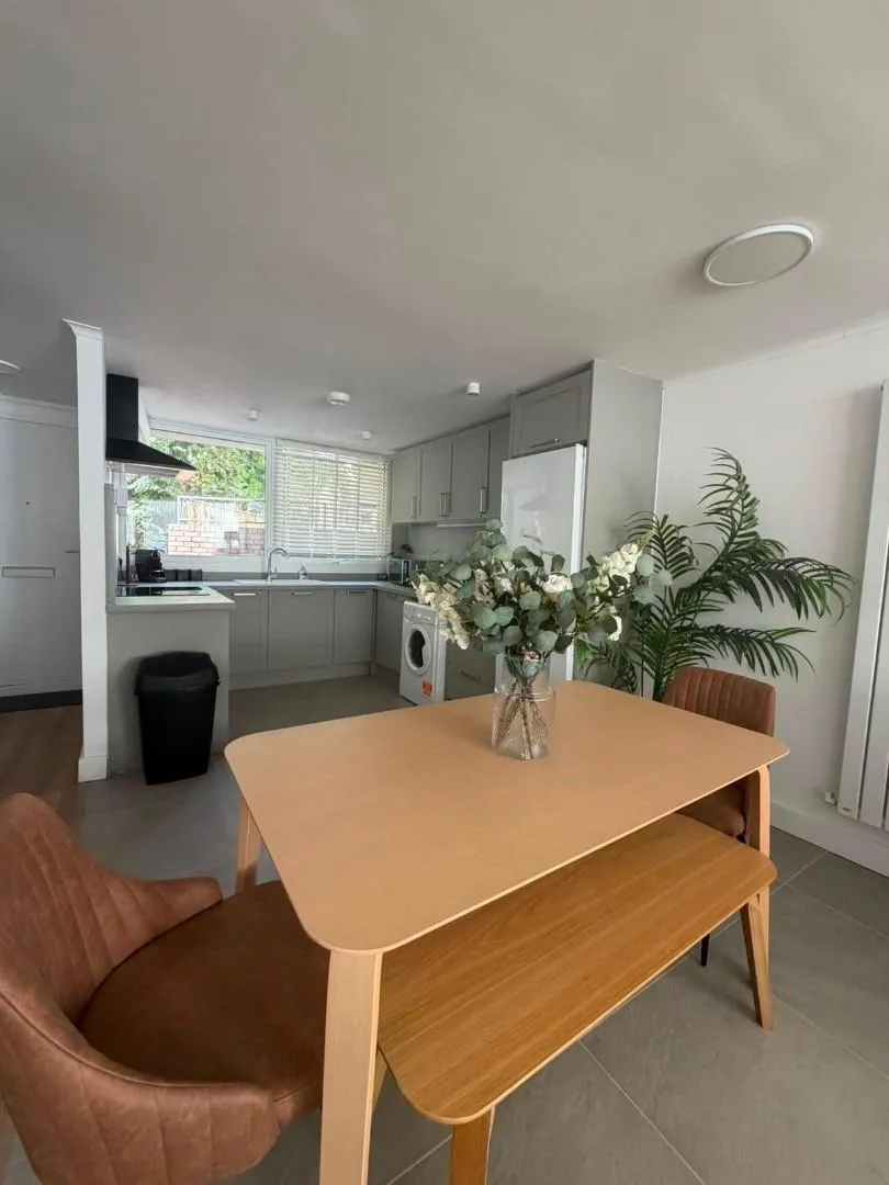 Malden Crescent, London, photo 4