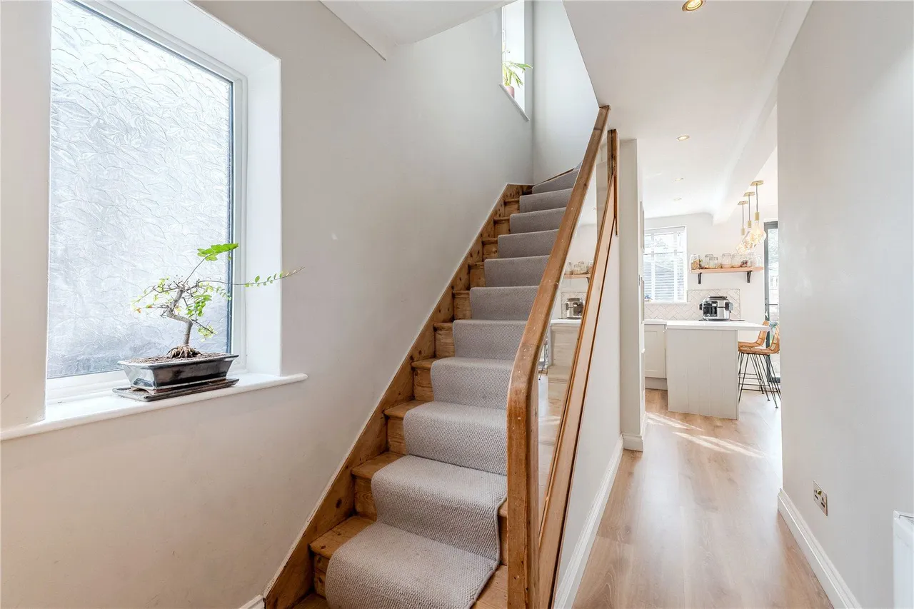 Broadgate Lane, Horsforth, LS18, photo 9