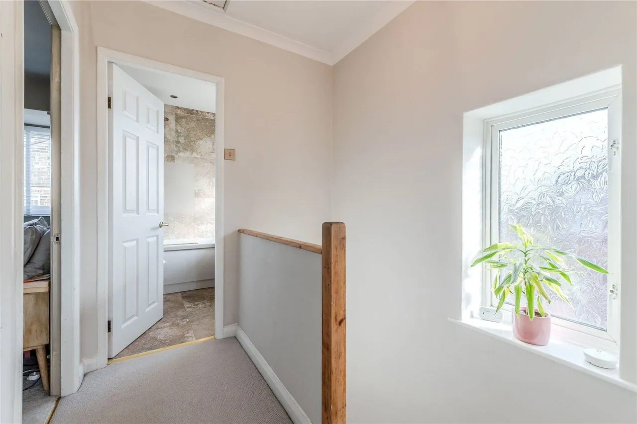 Broadgate Lane, Horsforth, LS18, photo 15