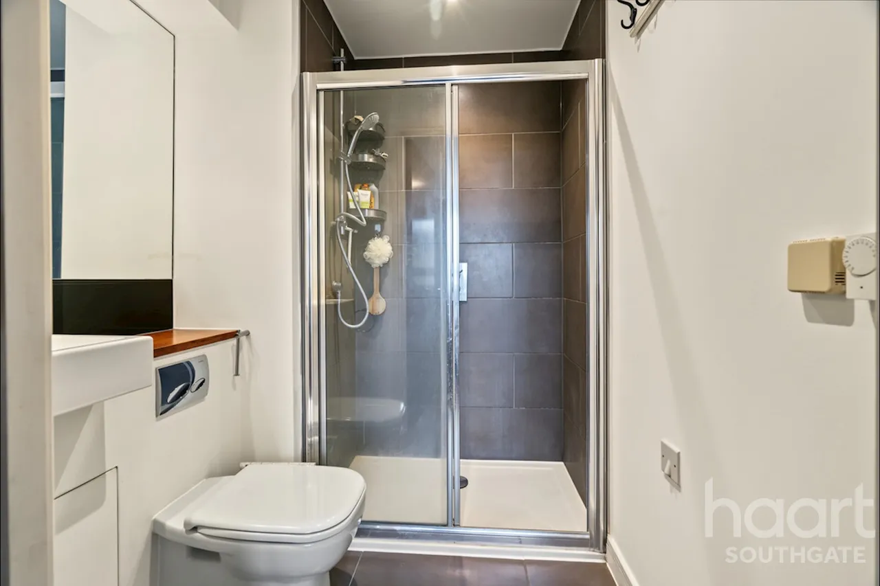 Brunswick Park Road, London, N11, photo 16