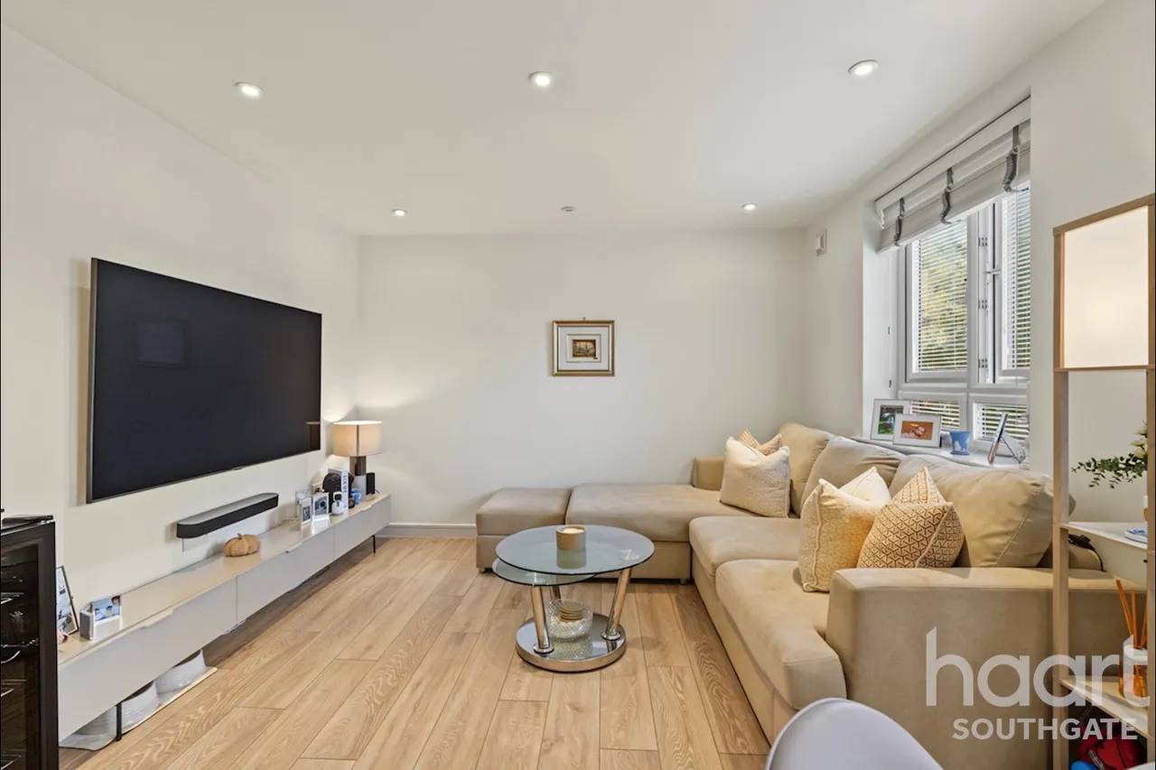 Brunswick Park Road, London, N11, photo 3