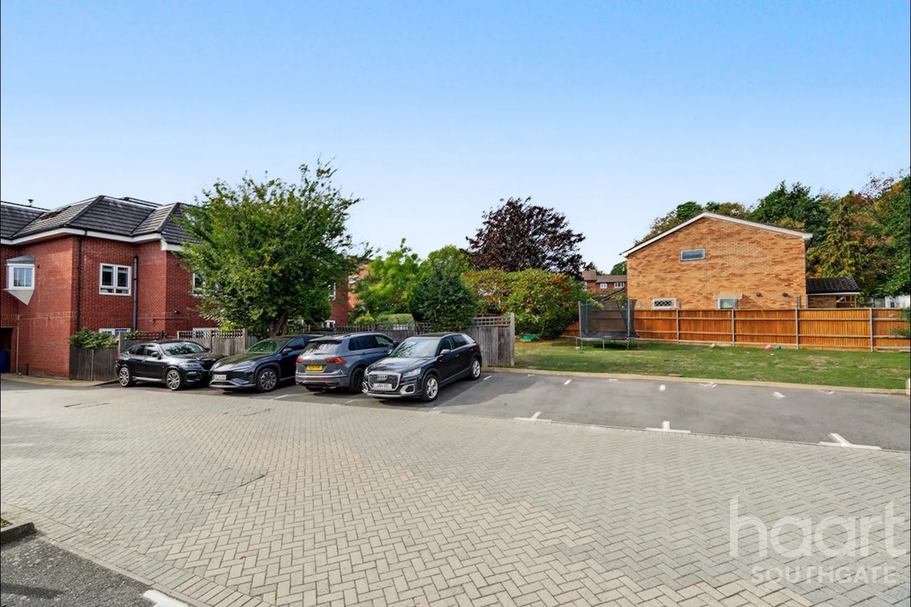 Brunswick Park Road, London, N11, photo 20