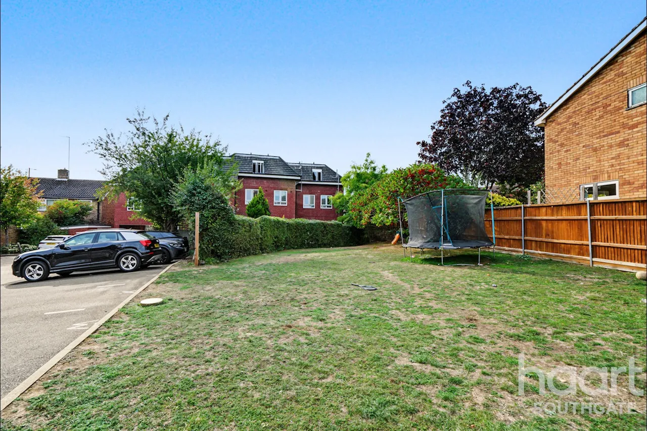 Brunswick Park Road, London, N11, photo 21